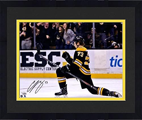 Uokvireni Charlie McAvoy Boston Bruins Autografirani 16 x 20 Fotografija proslave golova - Autografirane NHL fotografije