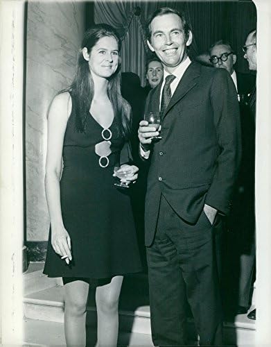 Vintage fotografija Christiaan Barnarda koji drži čašu i stoji sa suprugom Alettom Gertruida Louw, obojica poziraju za fotografiranje