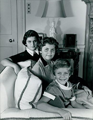 Vintage fotografija Daphne, Victoria i Melissa, tri kćeri popularnog američkog glumca Douglas Fairbanks, Jr.