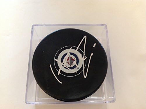 Andrija Ladd potpisao je hokejski pak Vinnipeg Jets s potpisom B-NHL pakova s autogramom