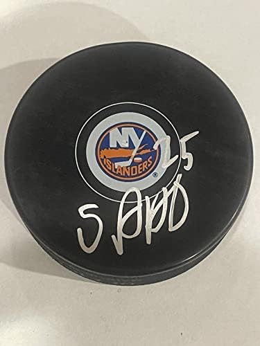 Sebastian Aho potpisao je hokejaški pak Njujorški Islanderi s potpisom a-pakova NHL-a s autogramom