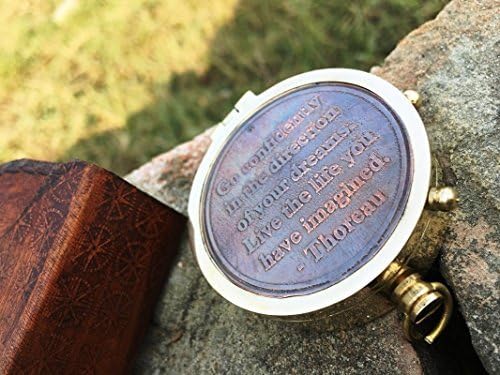 Thoreauo je samouvjereno citirao kompas s citatom utisnutom na kožnom ručno izrađenom kućištu